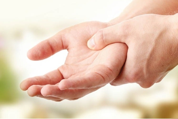 Run ngón tay cái có thể xảy ra khi cầm nắm đồ vật hoặc lúc nghỉ ngơi